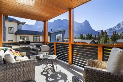 Image de Serenity Awaits | Mountain Views