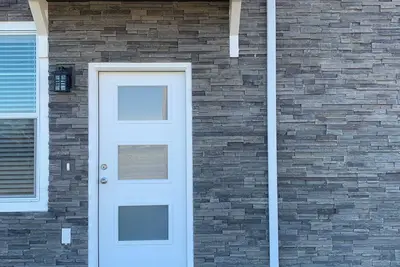 Image de Beautiful townhome awaits your invitation to enjoy!