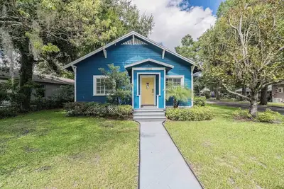 Image de Charming Historic Blue Bungalow