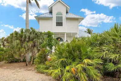 Image de Stunning pool home steps to beach! Reduced!