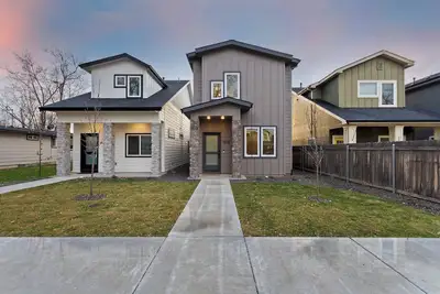 Image de New 4 bedroom; 3 full bath; 2 car garage house on the Boise Bench