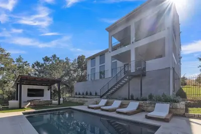 Image de Hill Country Estate in Spicewood with Pool, Pickleball Court and River Access!