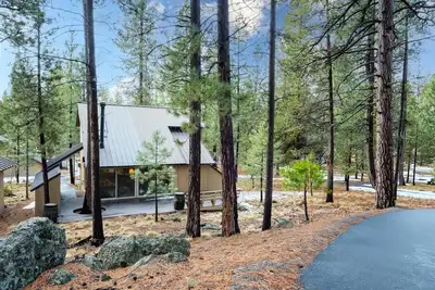 Image de Sunriver Cabin | Sharc, Hot Tub, Sleeps 4