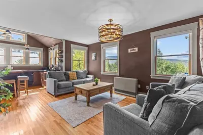 Image de Peaceful Forest Escape by Lake Elmore