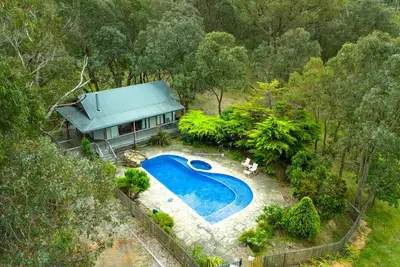 Image de Country Charm Cottage with Pool & Forest Views