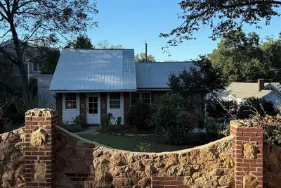 Image de Charming House in the Heart of Five Points. Walk to Five Points and Uga