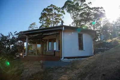 Image de The Roundhouses. Strawbale luxury accommodation on a small hobby farm.
