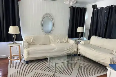 Image de Private Cottage - K & Q Beds, Fenced Backyard, Dogs welcomed