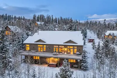 Silverthorne Retreat | Hot Tub & Views
