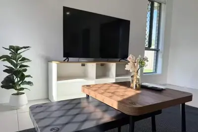 Image de Sparkling New Home - Suburban Charms Awaits