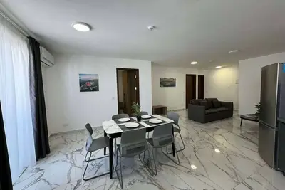 Image de Modern 2-Bedroom Home – by HostMT