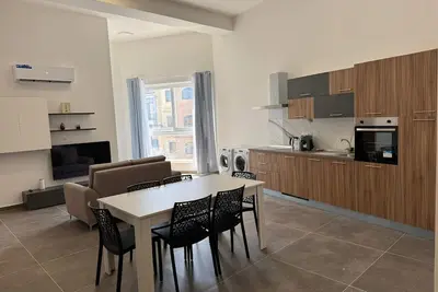 Image de New Modern and Spacious 2b - by HostMT