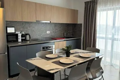 Image de Coastal Comfort Apartment – by HostMT