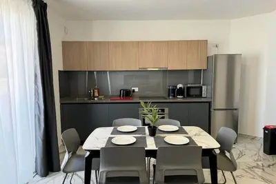 Image de Modern 1-Bedroom Apartment with Balcony – by HostMT