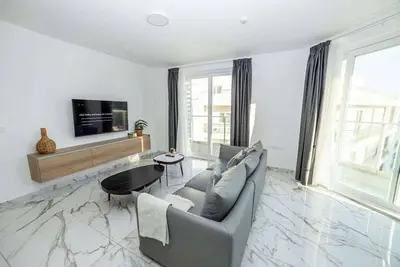 Image de Stylish 2-Bedroom Corner Apartment – by HostMT