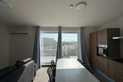 Image de Modern 2-Bedroom Penthouse with Terrace – by HostMT