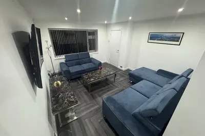 Image de Luxury 3 Bedroom Holiday Home, Sleeps 10, Private Parking, Jacuzzi Bath