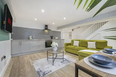 Image de Central | 2br | Near Pier & Dome | Free Parking