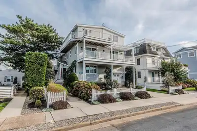 Image de Gorgeous beach block single family home with fantastic views of the ocean.