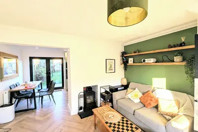 Image de Cosy Family-Friendly Stay with 2-Sided Wood Burner in the City of Edinburgh