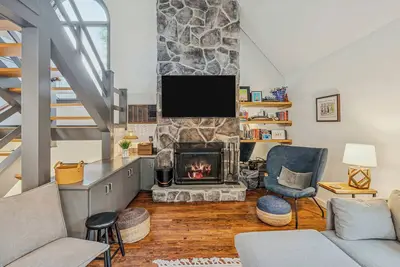 Image de Steps to Ski Hill, Game Room, Club | Kingswood 6f