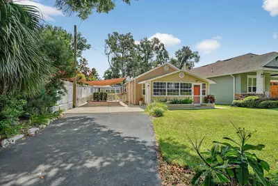 Image de Walk to Downtown Mount Dora! Patio Oasis + King Bed!