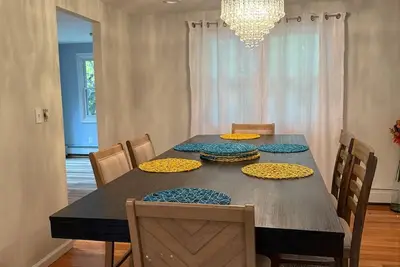 Image de 3-bedroom in Bloomfield within walking distance to gym, shops and restaurants