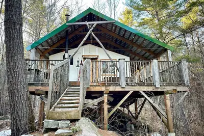 Image de Unique cabin perched high with white pine trees