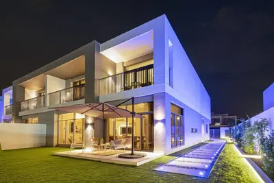 Image de Luxe 6br Semi-Detached Villa Steps from the Lagoon