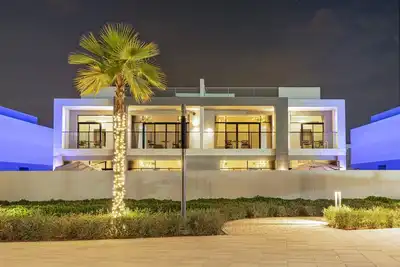 Image de Luxe 6br Semi-Detached Villa Steps from the Lagoon