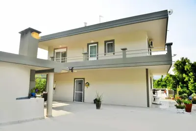 Image de Elégante Villa avec Piscine et Jardin à Eleousis.