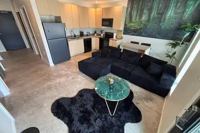Image de Charcoal Loft | Modern 2br Downtown Retreat with Fireplace & Gym Access