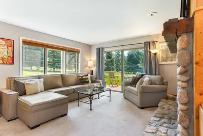 Image de Cozy Lake Side Condo, on Shuttle Route, just Minutes to Resort!