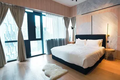 Image de 1-bedroom condo located in city central. 5 mins walk to Twin Towers.