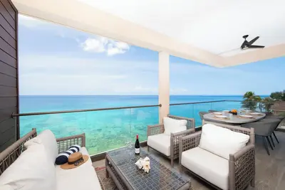 SeaDreams #6: Elevated Oceanfront Views w/Access to Rooftop Lounge, Pool + Heated Spa