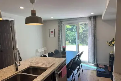 Image de 4 Bdrm apt 25 minute to downtown Toronto UnionStation driving takes over an hour