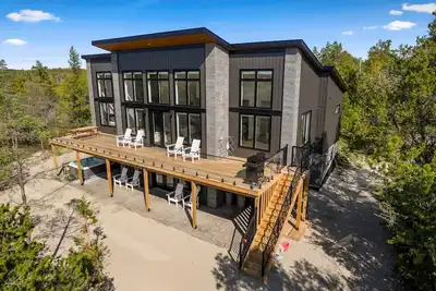 Image de Largest Luxury Beachfront Cottage with Hot Tub in Tobermory!