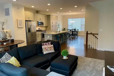 Image de Airy Master Suite: Vaulted Ceiling, Private Bath