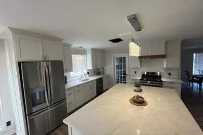 Image de Modern 4/2. 5 with 5 beds, close to stores/interstates, perfect for work crews