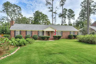 Image de Masters 2026  housing in Augusta. Traditional comfort with modern function.