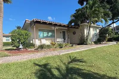 Image de Charming 2-bedroom villa in superb Hillsboro Beach oceanfront resort.