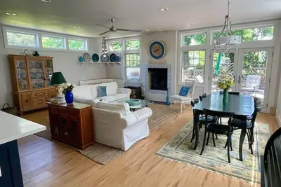 Image de Gorgeous & Airy Custom Downtown Dream Home