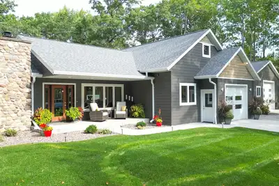 Image de The Lake Holcombe Escape! Modern Comfort Meets Northwoods Adventure.