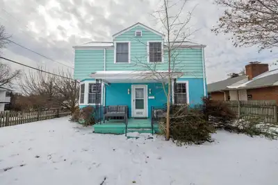 Image de Unique & Walkable 3-Br - 2 Offices & Fenced Yard