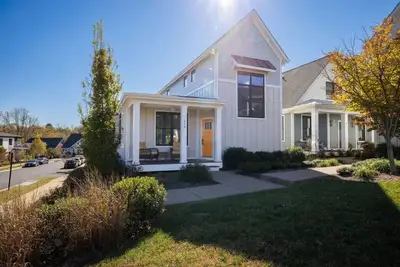 Image de Sparkling & Joyful Charlottesville Cottage