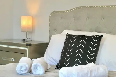 Image de Fantastic apartment in charming Bellerose close to racetrack and arena.