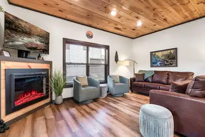 Image de Luxury Cabin w/ Hot Tub, Game Room & Fire Pit — Close to Parkway & Dollywood