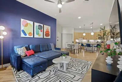 Image de Modern Galleria Gem | Steps to Dining &  Shops