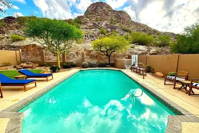 Stunning Mountainside, Heated Pool, King Beds, Pool Table, Games, 5Bdrm, 3Ba