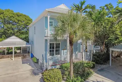 Image de Coastal Paradise in Anglers Reef-Gated Yard, Beaches, Ocean Toys included,